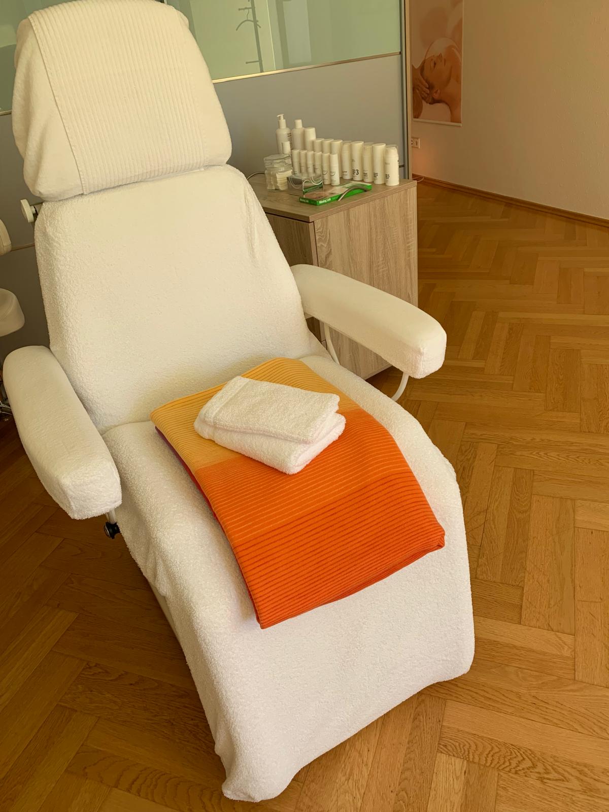 Behandlungsraum mit Liege